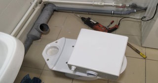 Установка напольного унитаза в Ступино: монтаж под ключ от СантехДомСтп от 5273 рублей.